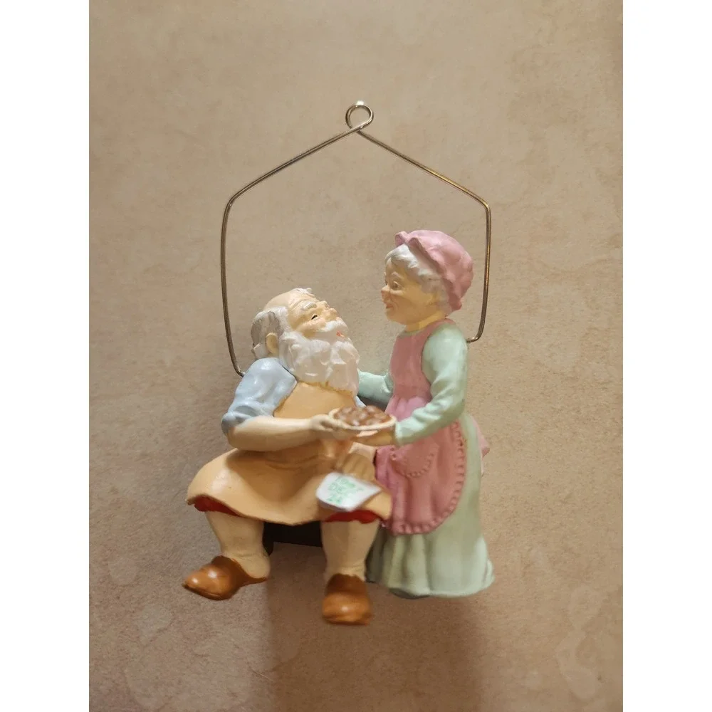 1987 Hallmark Keepsake Ornament‎ Home Cooking Mr and Mrs Claus Series 2 QX483-7